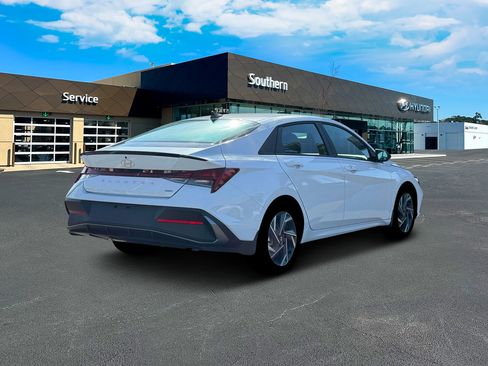 New 2025 Hyundai Elantra SEL FWD image 8