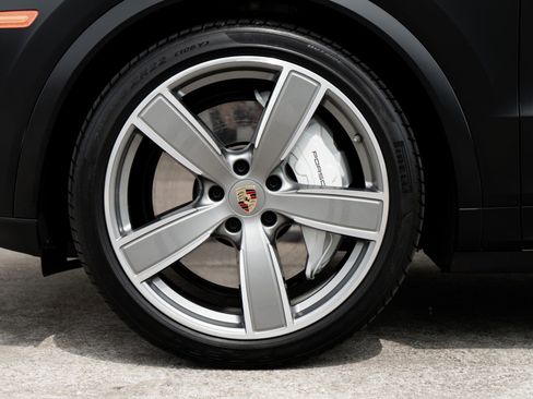 Used 2023 Porsche Cayenne Turbo AWD/4WD image 41