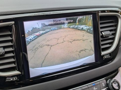 Used 2024 Chrysler Pacifica Touring-L image 18