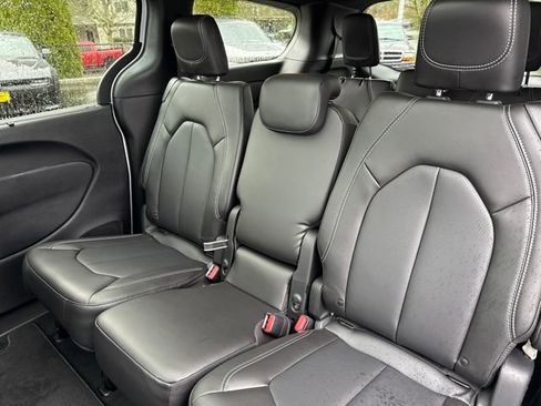 New 2026 Chrysler Pacifica Select image 21