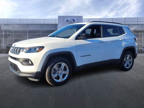 Used 2023 Jeep Compass Latitude w/ Sun and Sound Group AWD/4WD image 2