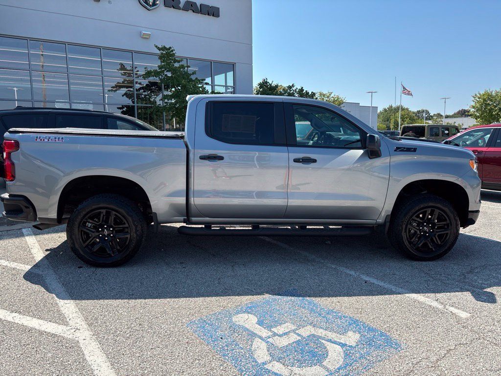 Used 2025 Chevrolet Silverado 1500 LT Trail Boss w/ LPO, Dark Essentials Package AWD/4WD image 9