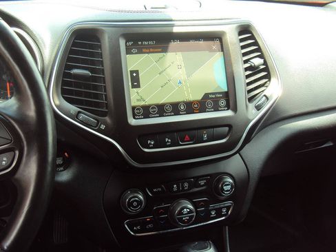 Used 2019 Jeep Cherokee Trailhawk AWD/4WD image 9