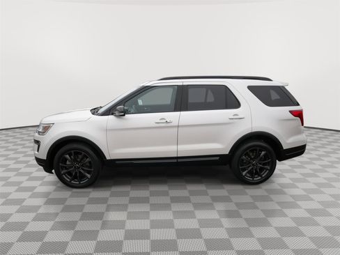 Used 2018 Ford Explorer XLT w/ Equipment Group 202A image 8