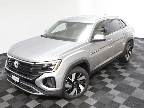 Used 2025 Volkswagen Atlas Cross Sport SE AWD/4WD image 2