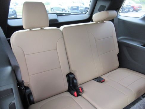 Used 2023 Chevrolet Traverse Premier FWD image 35