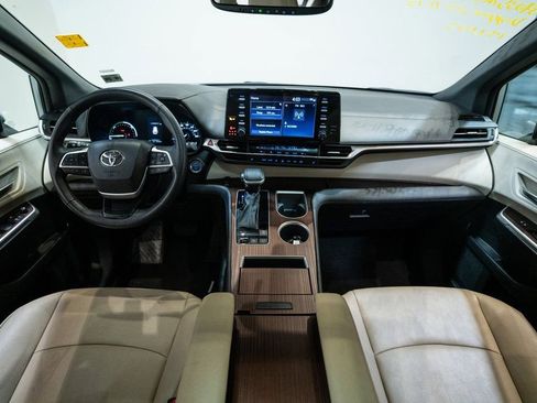 Used 2024 Toyota Sienna XLE image 13
