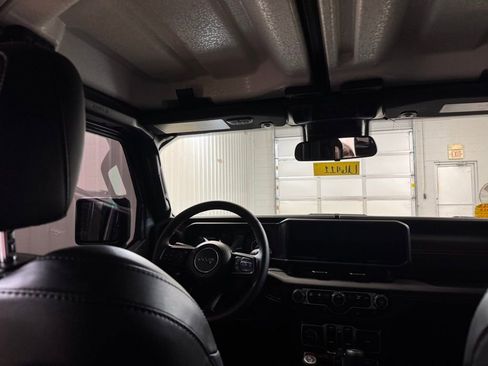 Used 2024 Jeep Gladiator Rubicon w/ Convenience Group image 21