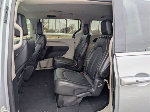 Used 2024 Chrysler Pacifica Touring-L image 16