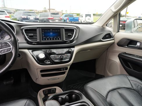 Used 2020 Chrysler Pacifica Touring-L FWD image 20
