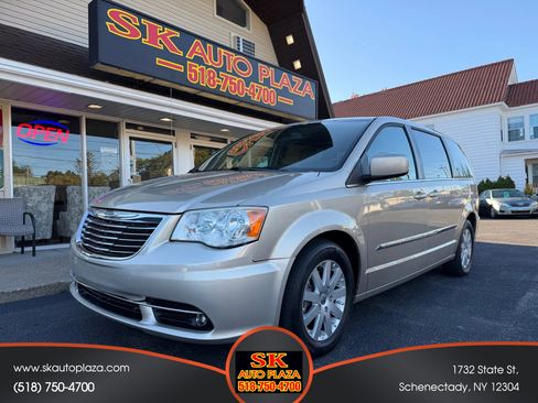 Used 2013 Chrysler Town & Country Touring image 1