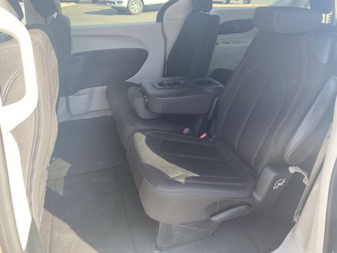 Used 2018 Chrysler Pacifica LX w/ Tire & Wheel Group FWD image 18