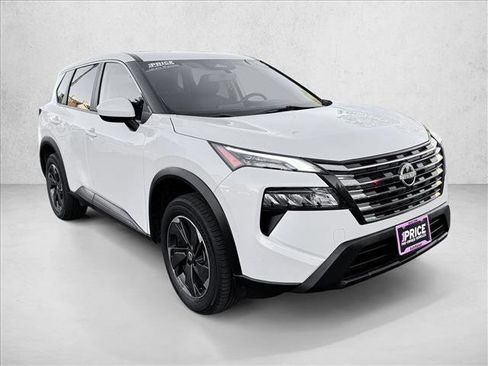 Used 2024 Nissan Rogue SV image 3