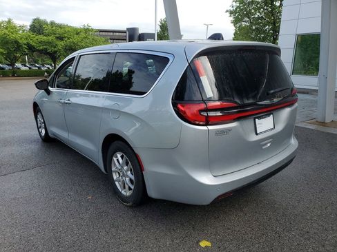 Used 2024 Chrysler Pacifica Touring-L FWD image 3