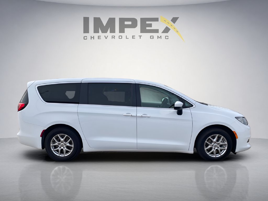 Used 2023 Chrysler Voyager LX FWD image 6