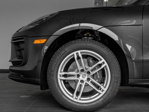 Certified 2025 Porsche Macan image 9