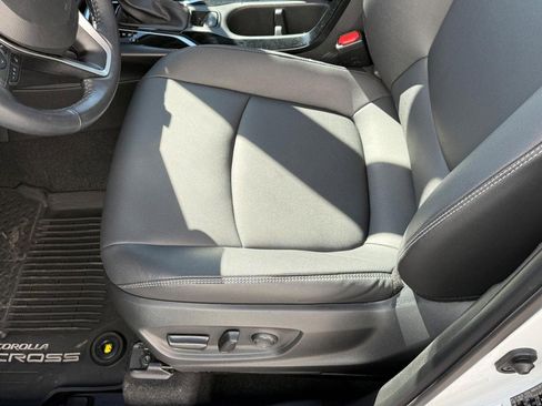 Used 2023 Toyota Corolla Cross XLE image 16