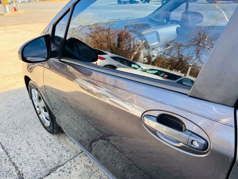 Used 2015 Toyota Yaris L image 9