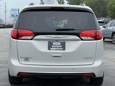 Used 2017 Chrysler Pacifica Limited FWD image 11