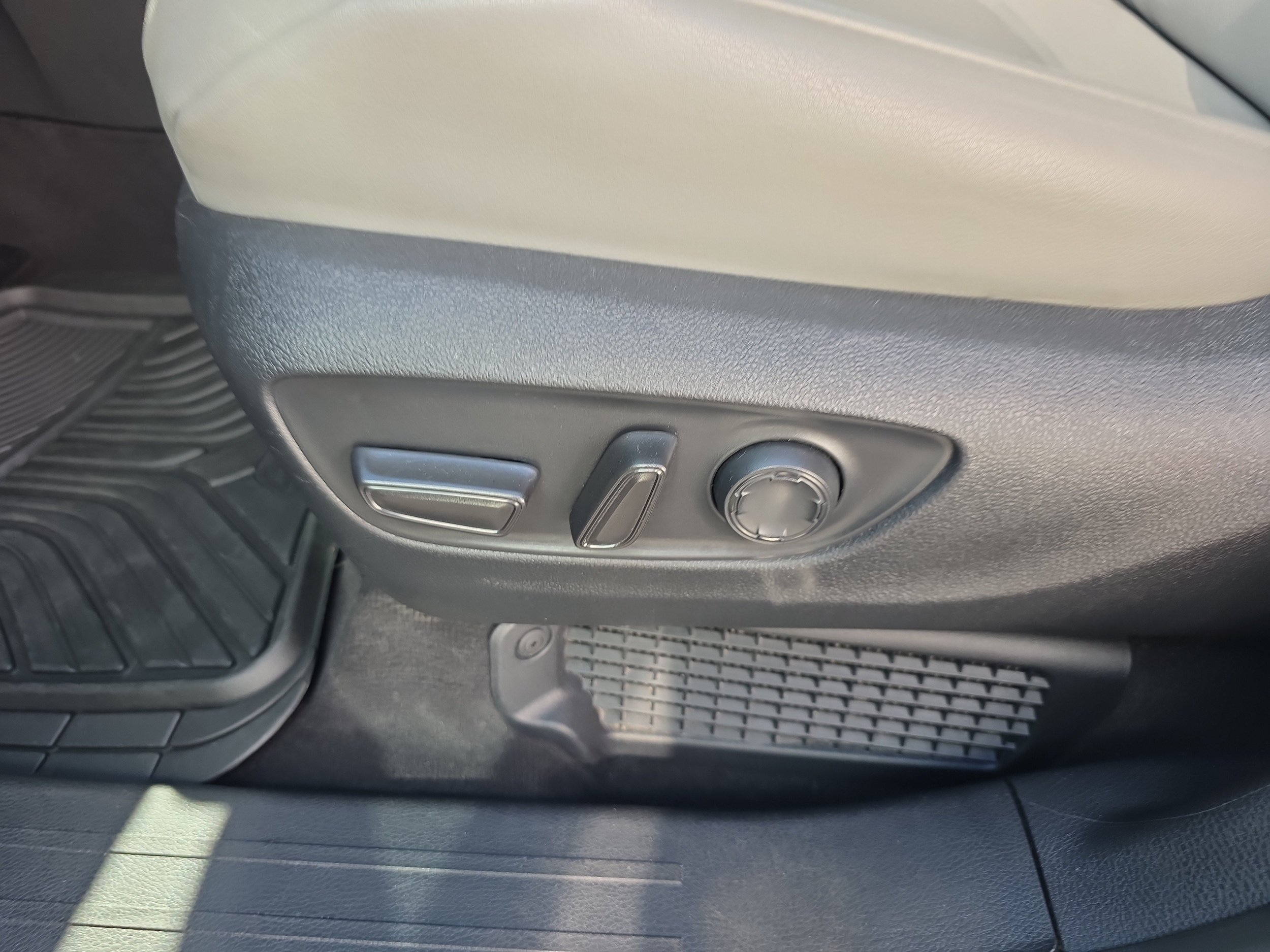 Used 2025 Toyota Sienna XLE FWD image 12