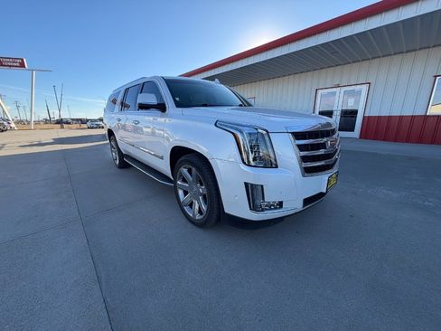 Used 2017 Cadillac Escalade ESV Luxury image 2
