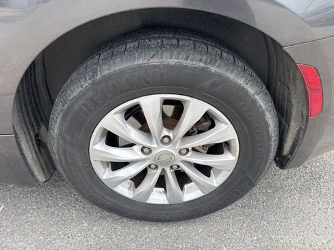 Used 2019 Chrysler Pacifica Touring-L FWD image 4