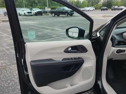 Used 2024 Chrysler Pacifica Touring-L FWD image 16