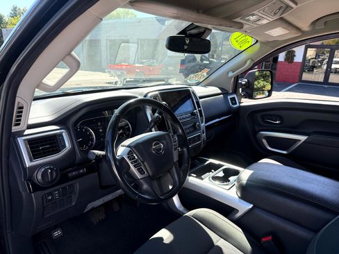 Used 2021 Nissan Titan SV w/ SV Convenience Package image 25