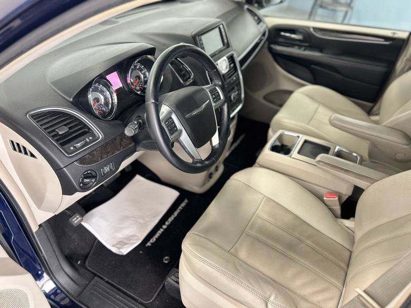 Used 2013 Chrysler Town & Country Touring FWD image 15