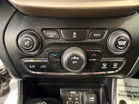 Used 2015 Jeep Cherokee Latitude w/ Cold Weather Group image 26