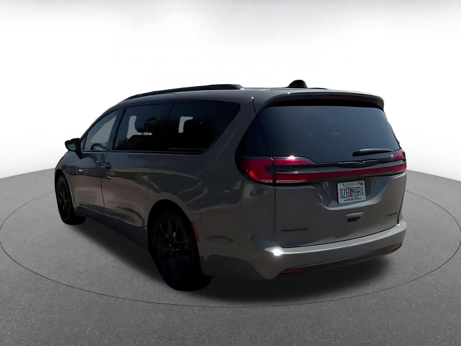 Used 2025 Chrysler Pacifica Limited FWD image 10