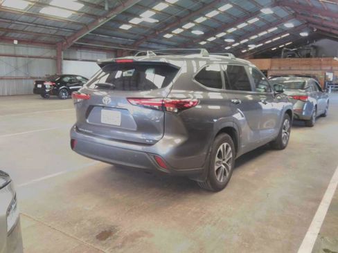 Used 2023 Toyota Highlander XLE image 4