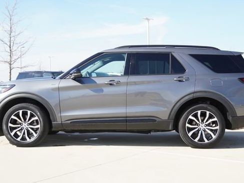 Used 2025 Ford Explorer ST-Line image 6