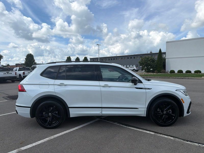 Used 2023 Volkswagen Tiguan SE R-Line FWD image 2