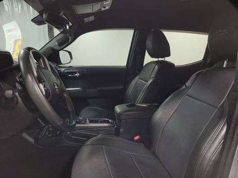 Used 2018 Toyota Tacoma TRD Sport image 12