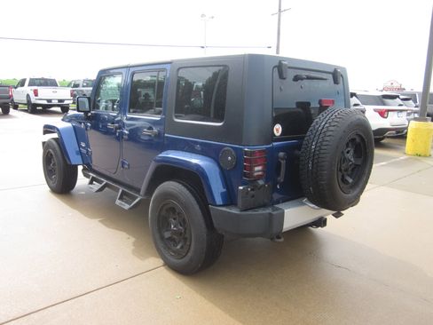Used 2009 Jeep Wrangler Unlimited Sahara w/ Mopar Leather Group AWD/4WD image 4