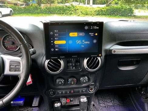Used 2016 Jeep Wrangler Unlimited Rubicon AWD/4WD image 9