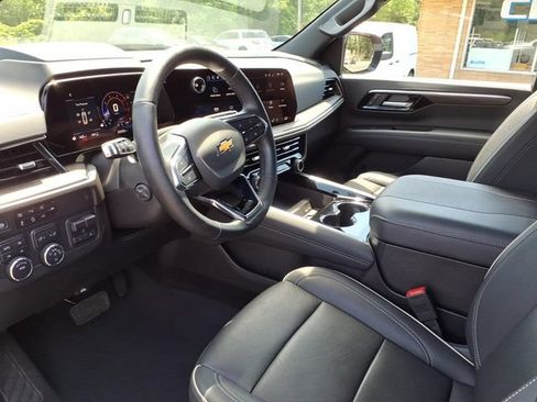 Used 2025 Chevrolet Tahoe Premier AWD/4WD image 3