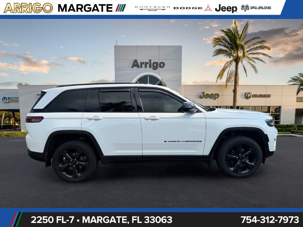 Used 2024 Jeep Grand Cherokee Altitude RWD image 8