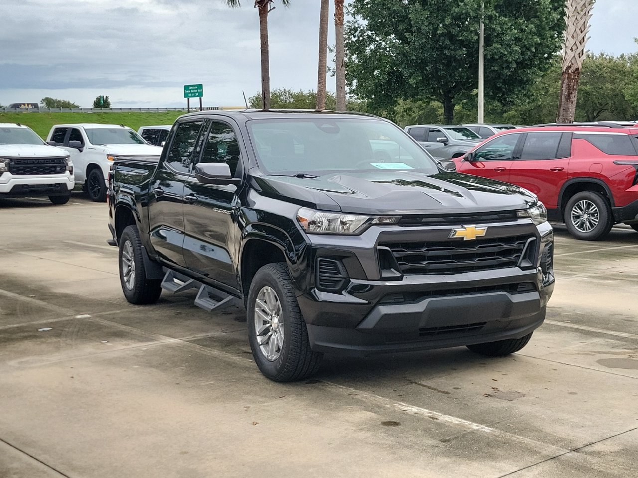 Used 2024 Chevrolet Colorado LT RWD image 2