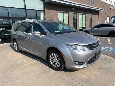 Used 2020 Chrysler Pacifica Touring-L FWD image 1
