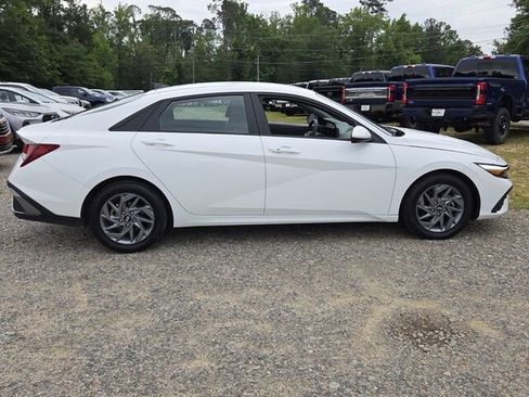 Used 2024 Hyundai Elantra SEL FWD image 14