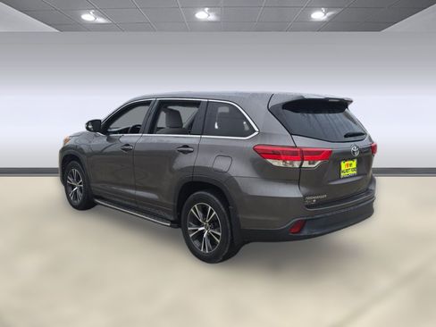 Used 2017 Toyota Highlander LE image 3