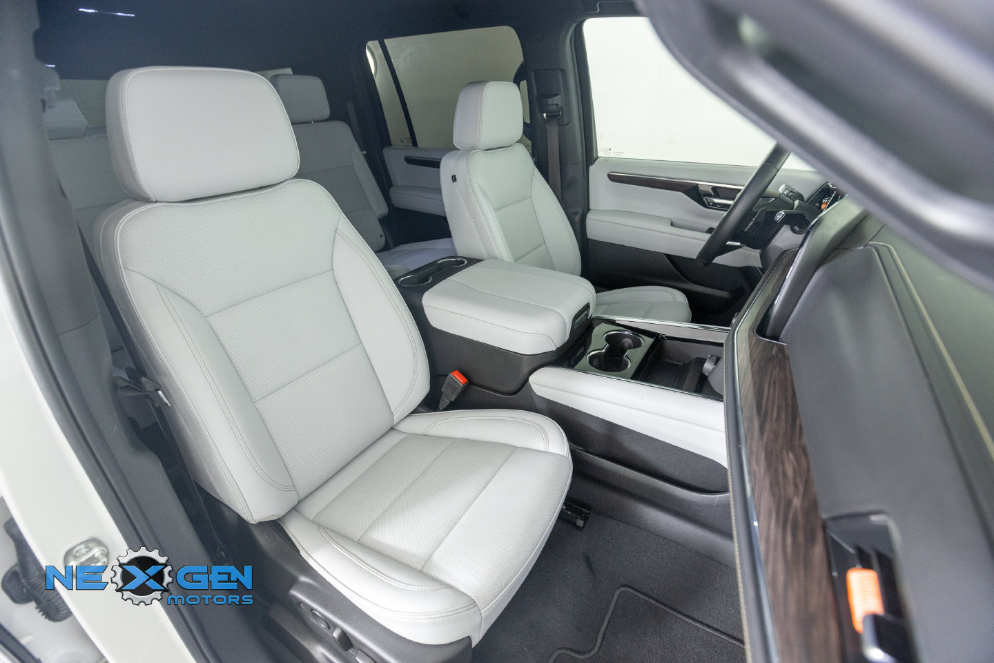 Used 2025 Chevrolet Suburban Premier AWD/4WD image 10