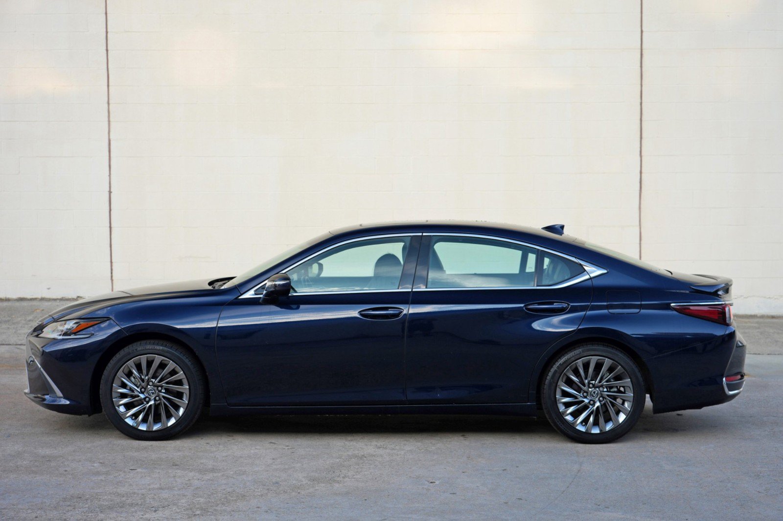 Used 2024 Lexus ES 300h Ultra Luxury w/ Accessory Package (Z2) FWD image 54