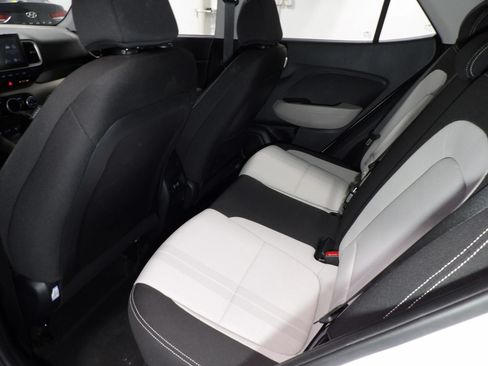 Used 2025 Hyundai Venue SEL FWD image 10