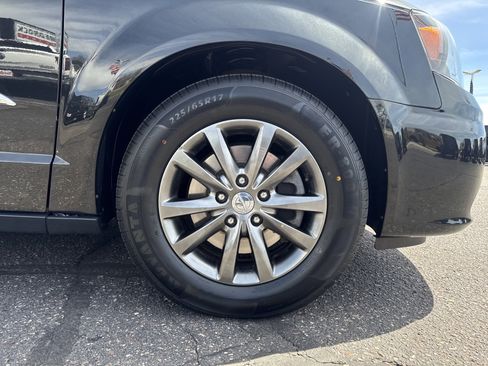 Used 2016 Chrysler Town & Country S w/ Driver Convenience Group FWD image 9