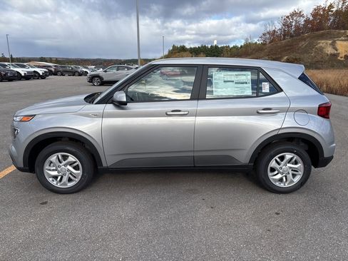 New 2026 Hyundai Venue SE image 2