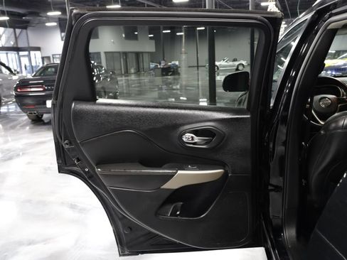 Used 2018 Jeep Cherokee Limited AWD/4WD image 17