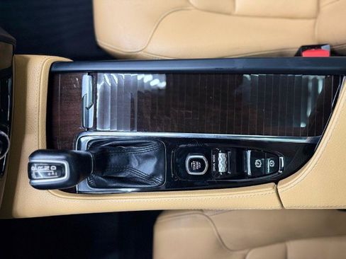 Used 2018 Volvo XC90 T6 Momentum w/ Convenience Package AWD/4WD image 21